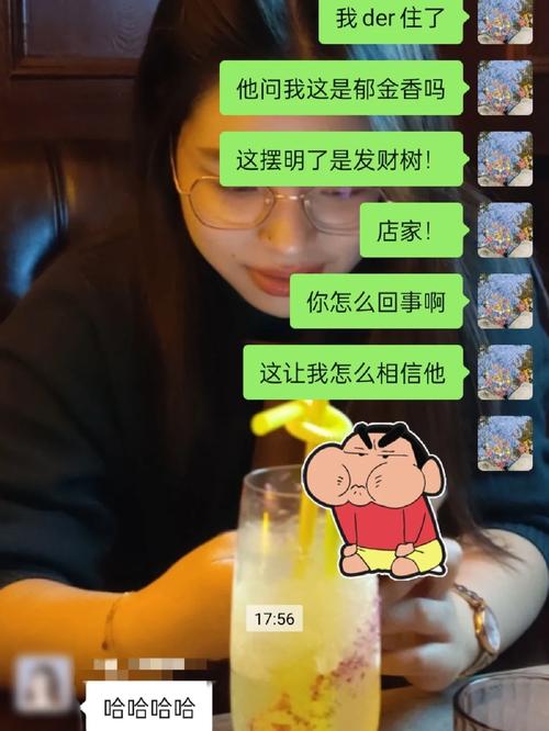 发财树上段叶子全掉了。一掐还流黑水,软了。如果从我手指的那个地方锯掉...